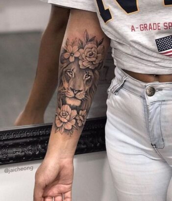 Mulher com Tatuagem de Leão no Braço