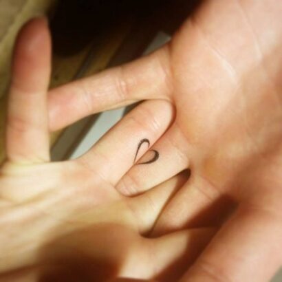 Tatuagem de Casal nos Dedos