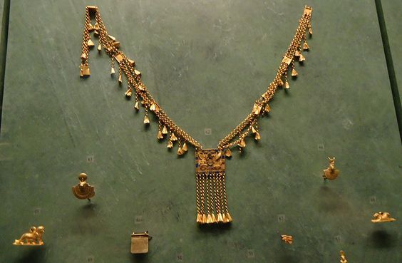 Adornos Dourados Antigos Egípcios