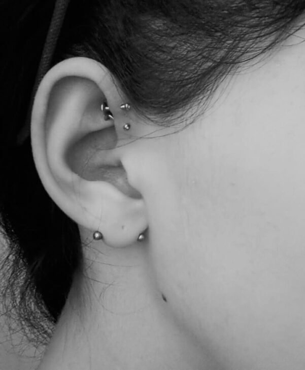 furo de piercing transversal