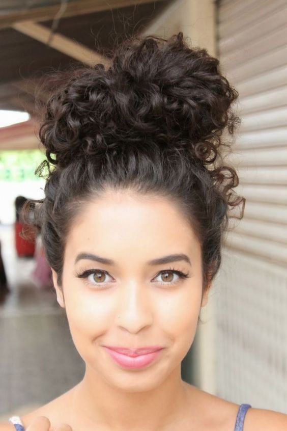 Bantu knots: o que é e como fazer o penteado cheio de coques