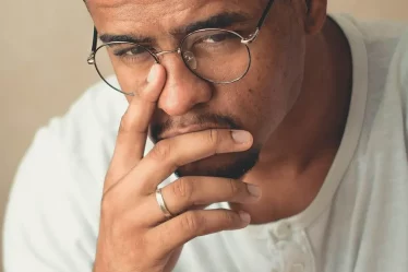 descubra se homem usa anel de noivado