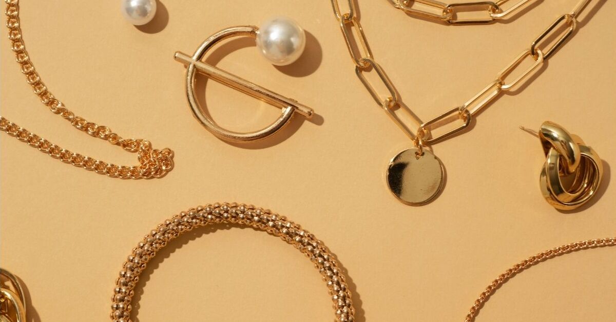 Como deixar bijuteria dourada em prata