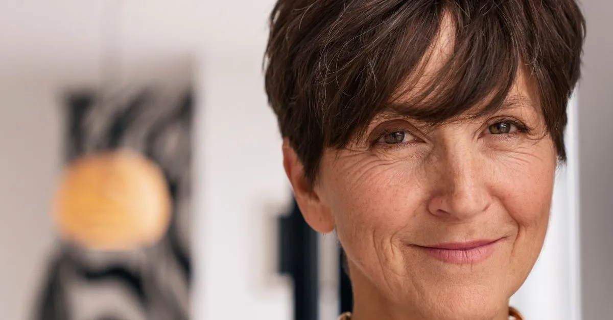 Cabelo com franja aos 50 anos