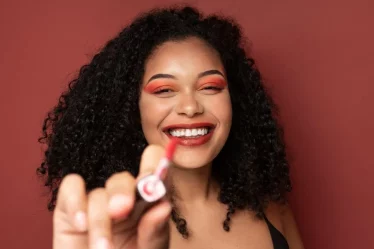 Descubra qual batom combina com pele morena