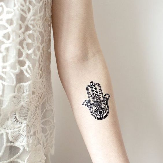 O que significa a tatuagem mão de Fátima?
